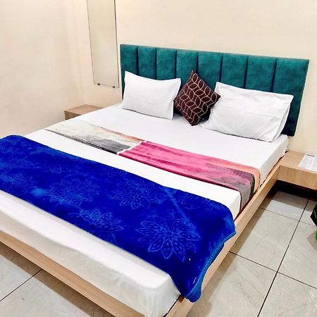 Hotel Raghavan In Front Of Railway Station Platform No 8 Ujjain Eksteriør billede