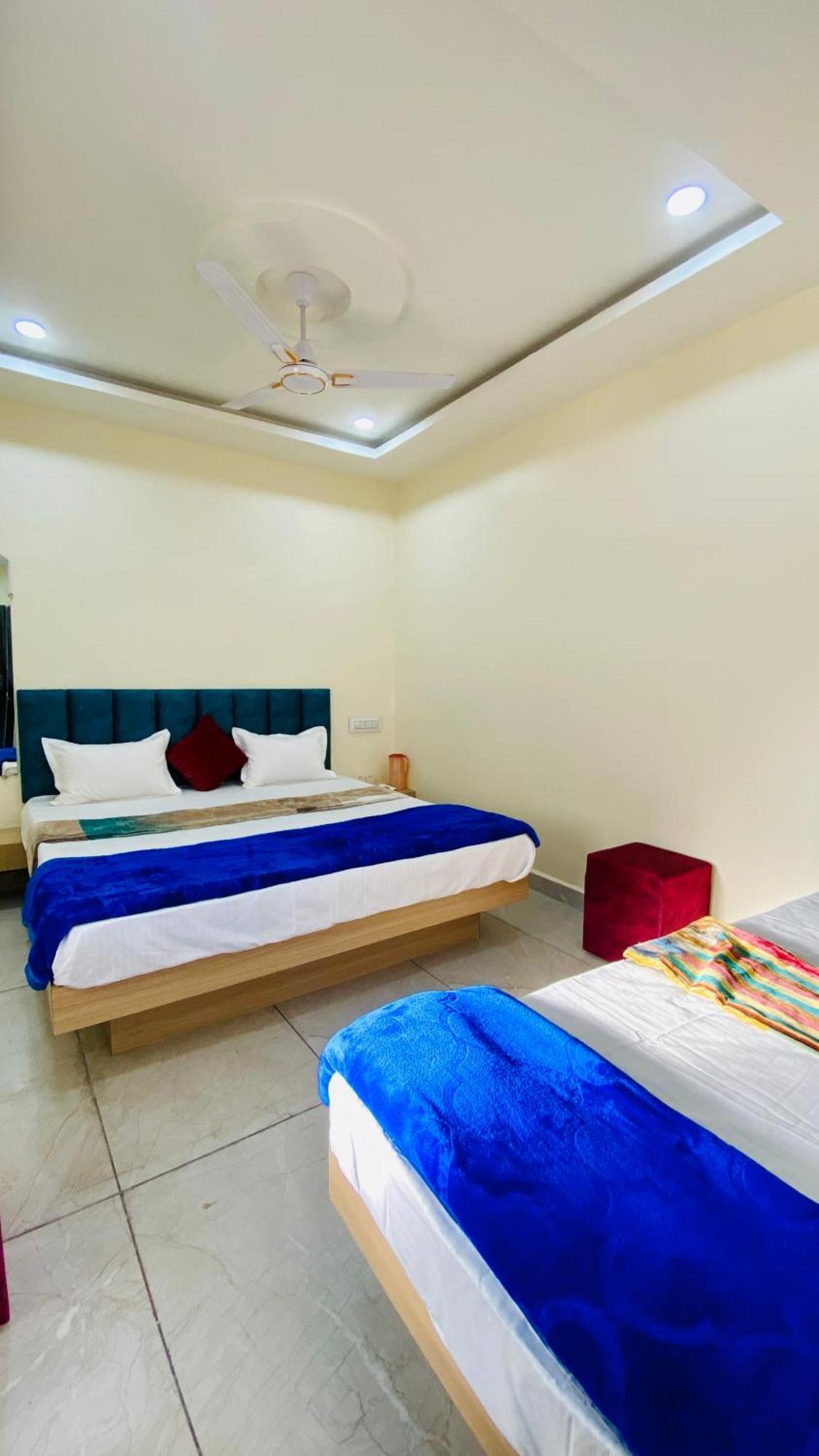 Hotel Raghavan In Front Of Railway Station Platform No 8 Ujjain Eksteriør billede