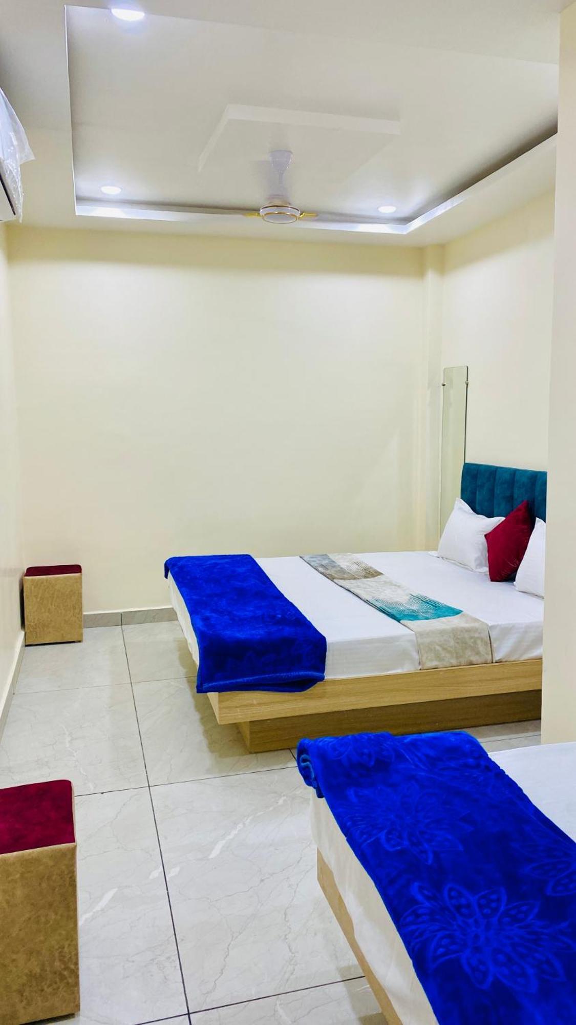 Hotel Raghavan In Front Of Railway Station Platform No 8 Ujjain Eksteriør billede
