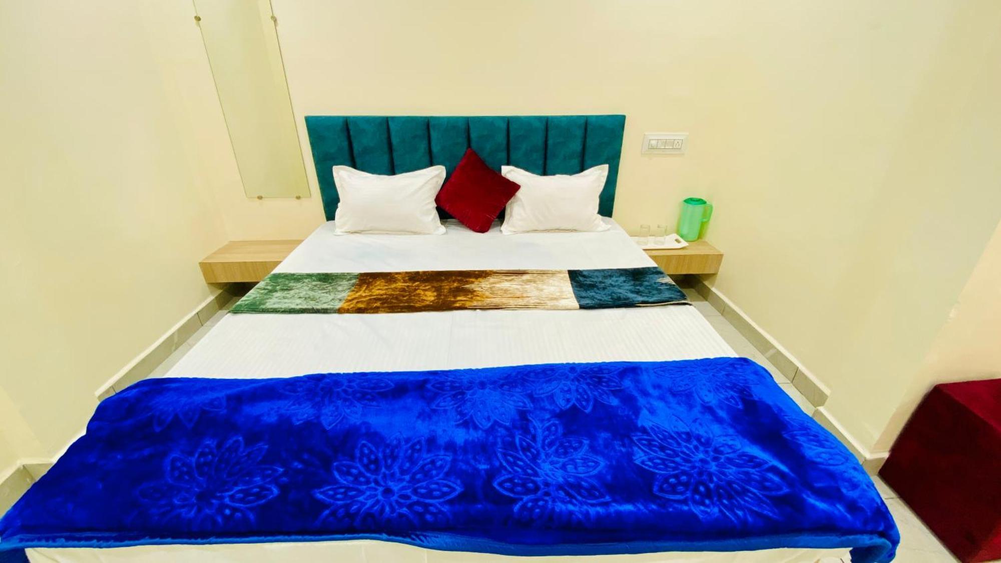 Hotel Raghavan In Front Of Railway Station Platform No 8 Ujjain Eksteriør billede