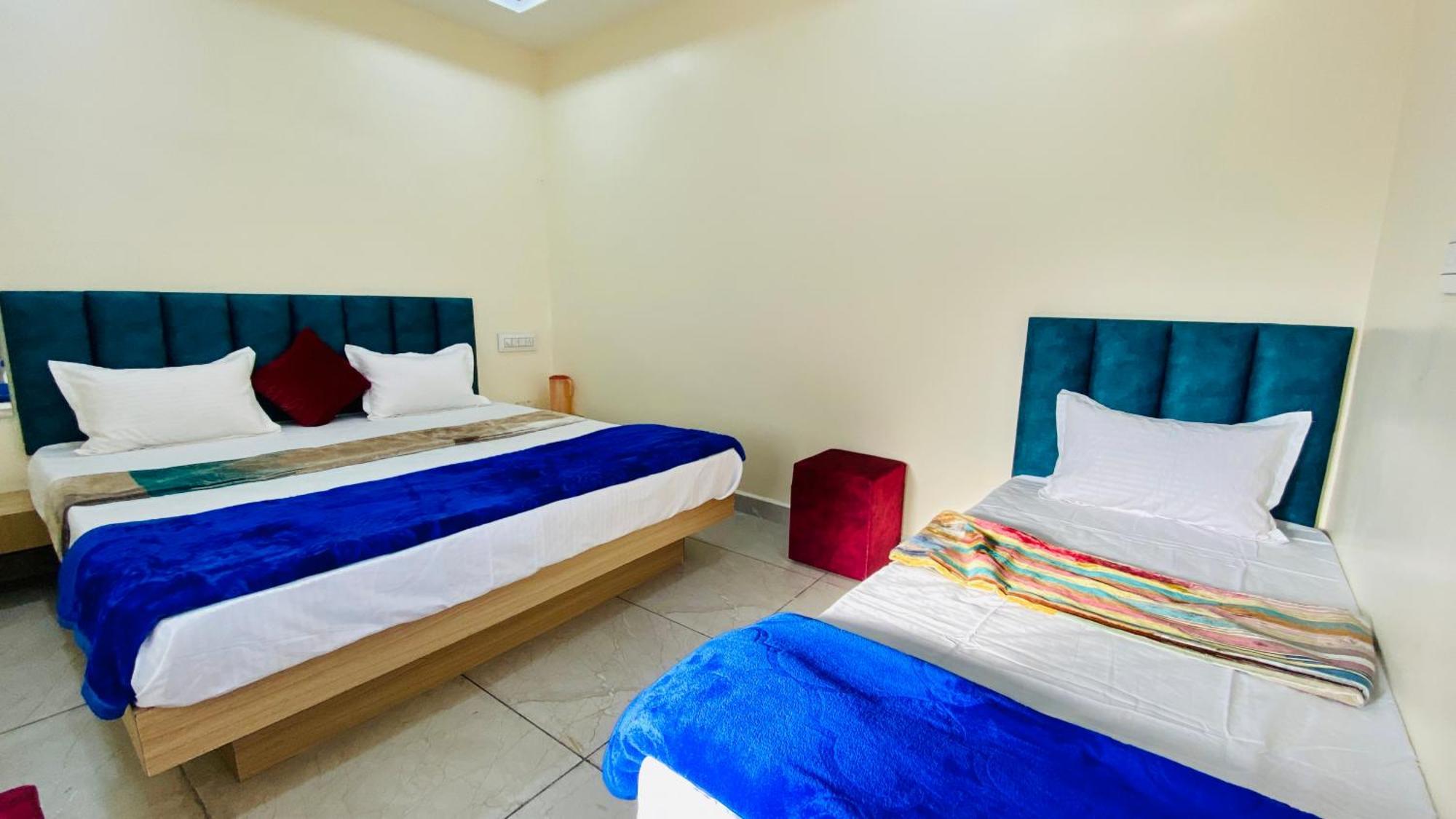 Hotel Raghavan In Front Of Railway Station Platform No 8 Ujjain Eksteriør billede