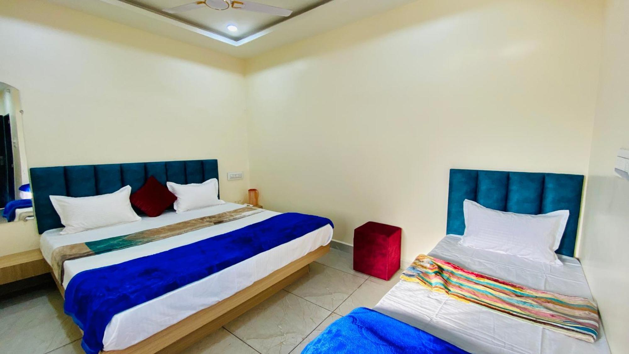 Hotel Raghavan In Front Of Railway Station Platform No 8 Ujjain Eksteriør billede