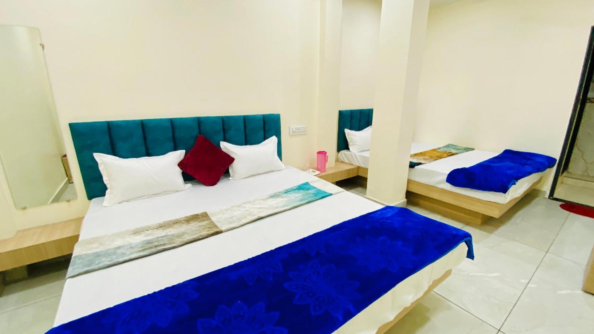 Hotel Raghavan In Front Of Railway Station Platform No 8 Ujjain Eksteriør billede
