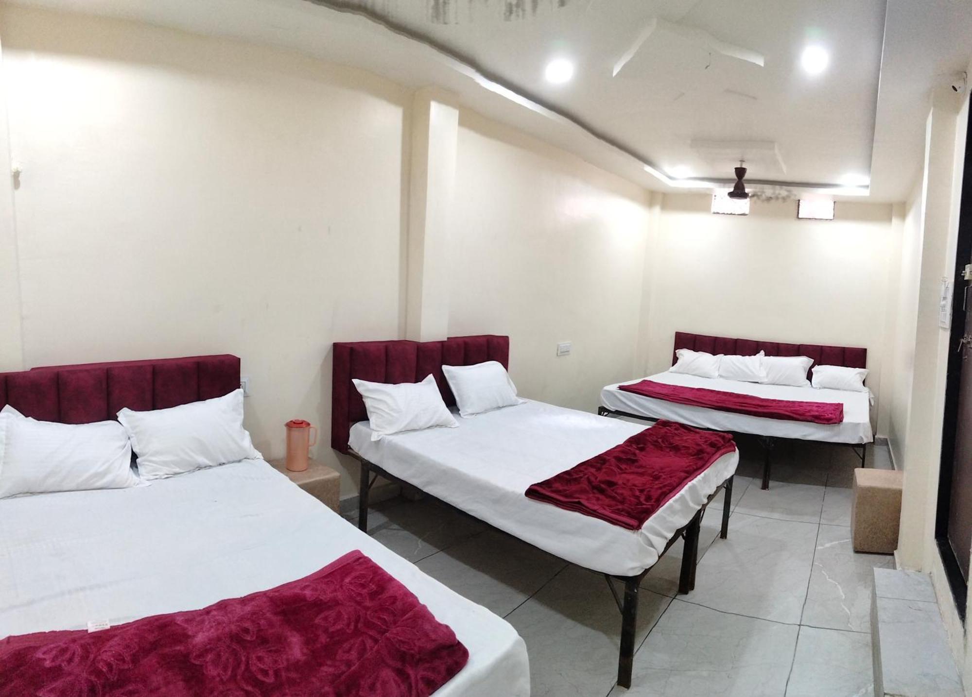 Hotel Raghavan In Front Of Railway Station Platform No 8 Ujjain Eksteriør billede