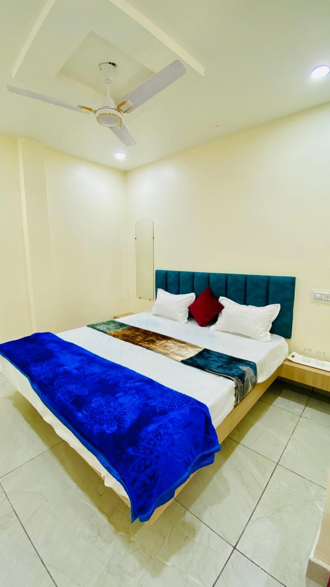 Hotel Raghavan In Front Of Railway Station Platform No 8 Ujjain Eksteriør billede