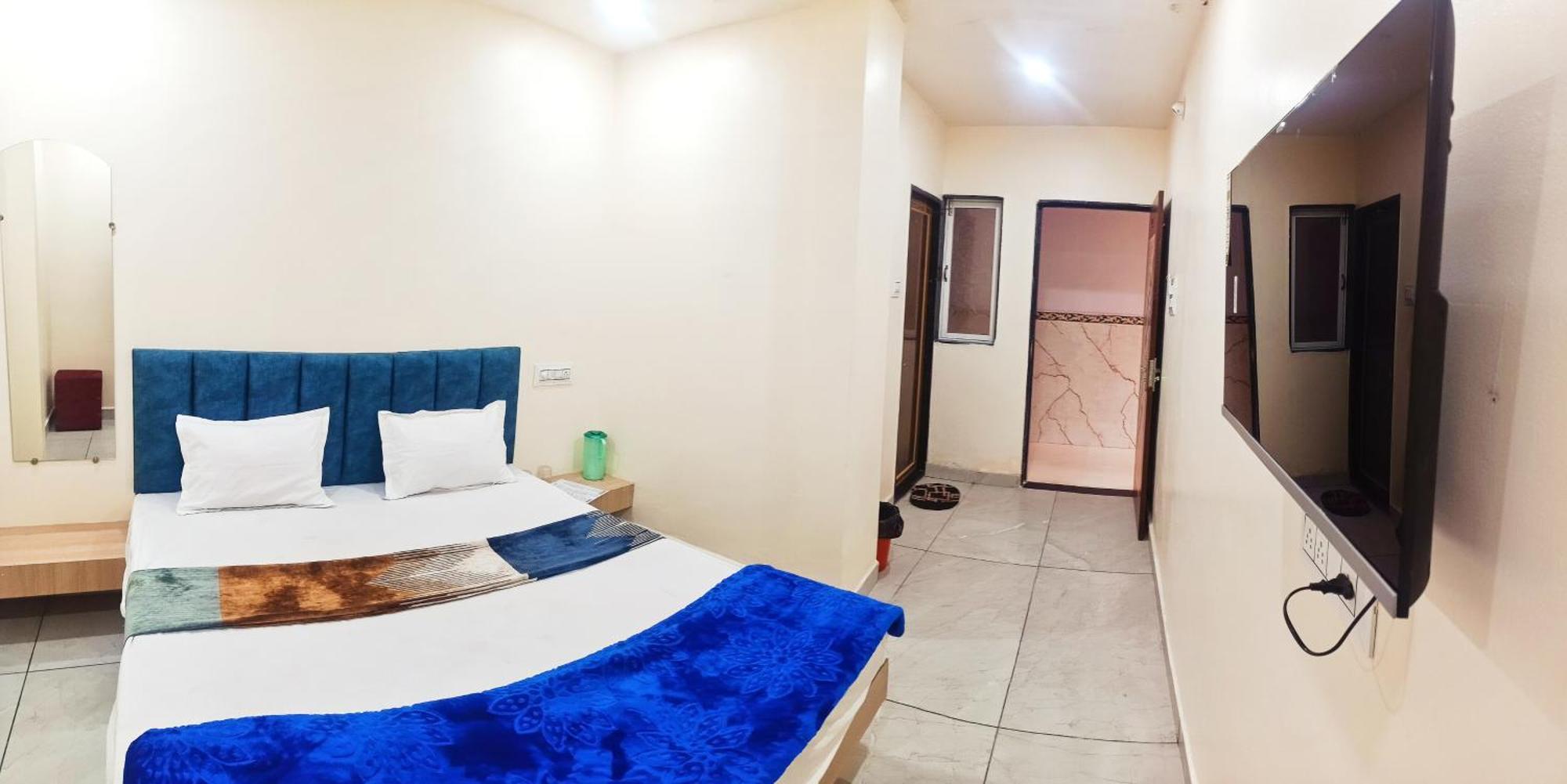 Hotel Raghavan In Front Of Railway Station Platform No 8 Ujjain Eksteriør billede