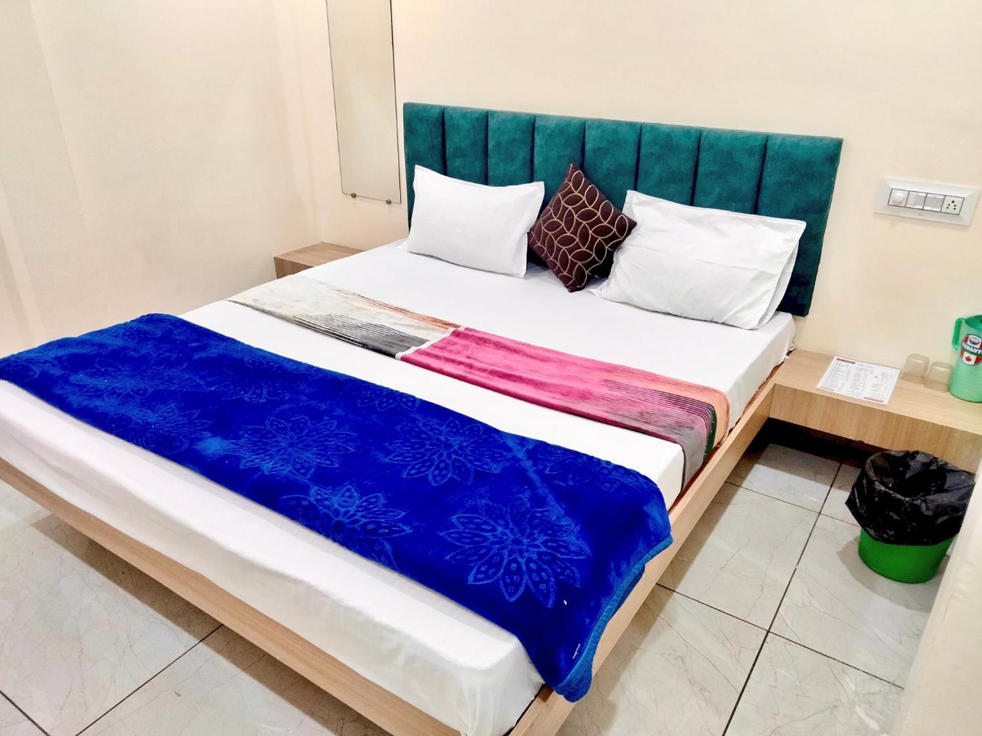Hotel Raghavan In Front Of Railway Station Platform No 8 Ujjain Eksteriør billede