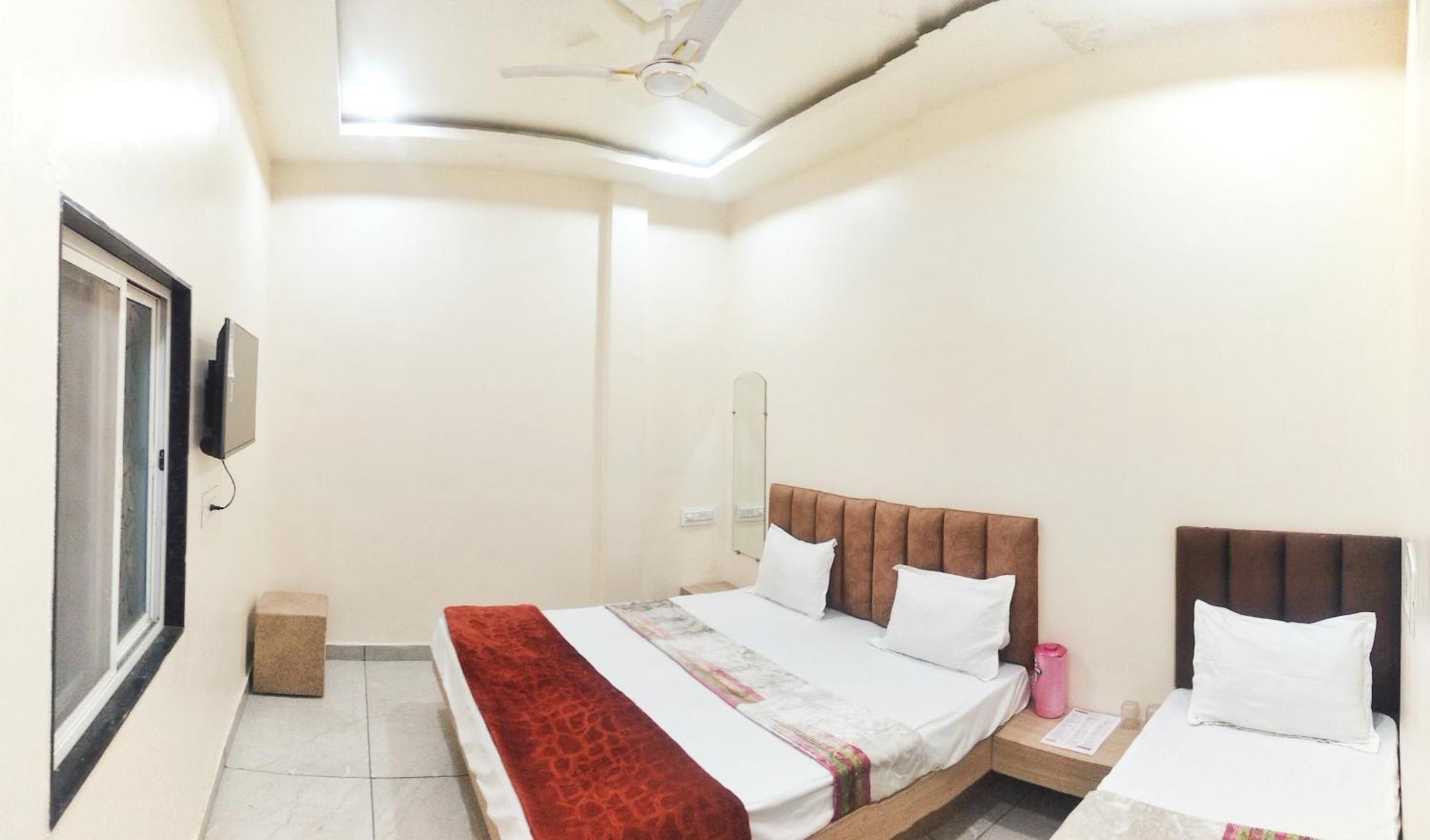 Hotel Raghavan In Front Of Railway Station Platform No 8 Ujjain Eksteriør billede