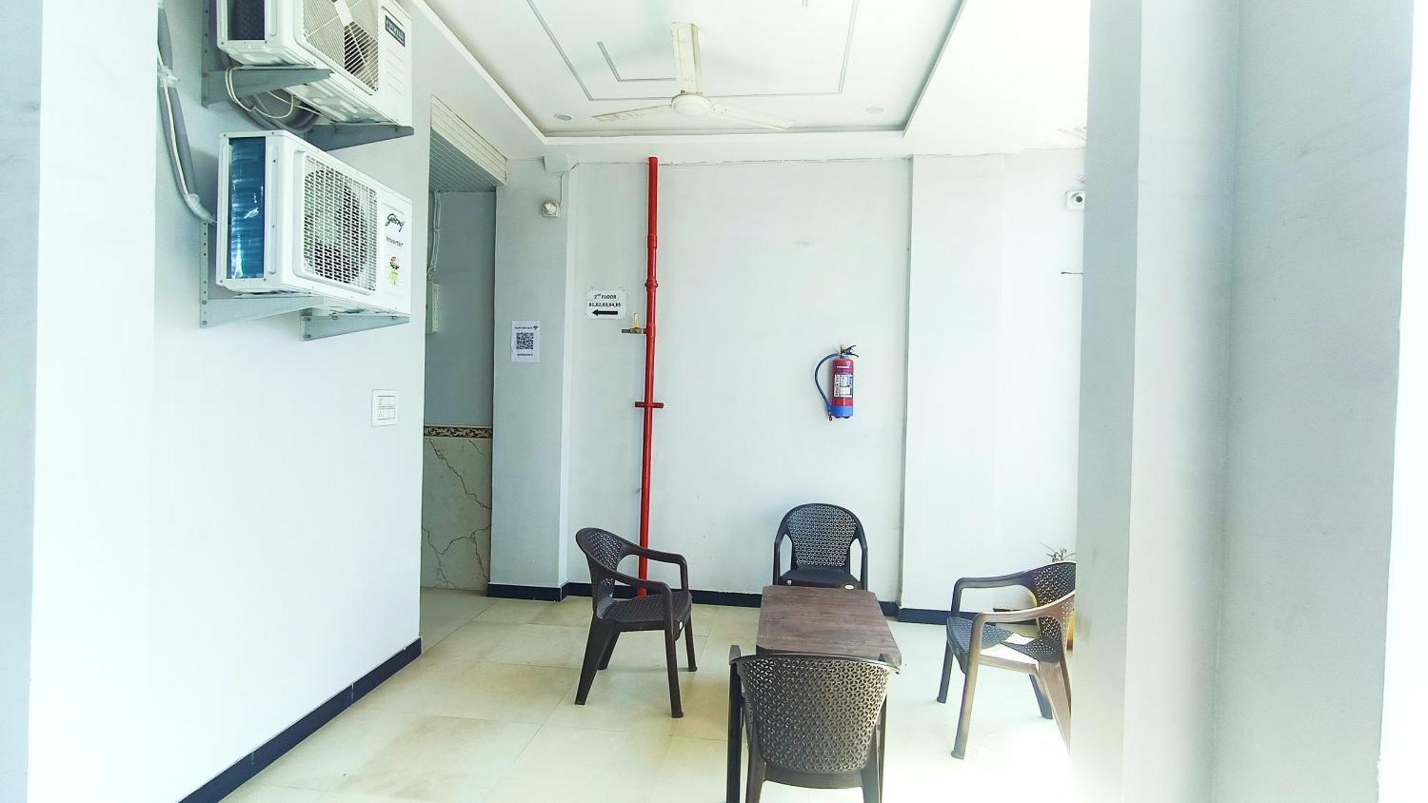 Hotel Raghavan In Front Of Railway Station Platform No 8 Ujjain Eksteriør billede