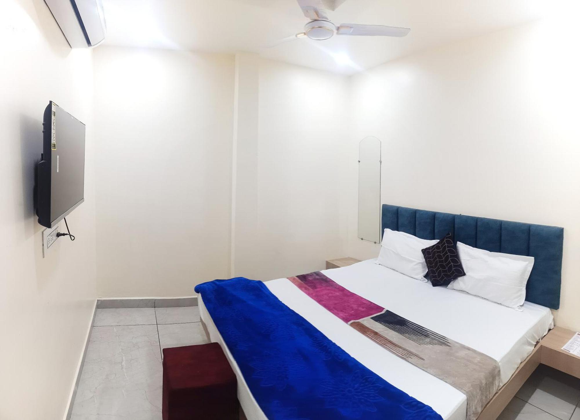 Hotel Raghavan In Front Of Railway Station Platform No 8 Ujjain Eksteriør billede