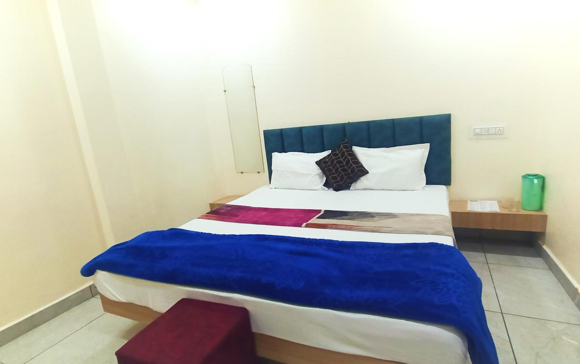 Hotel Raghavan In Front Of Railway Station Platform No 8 Ujjain Eksteriør billede