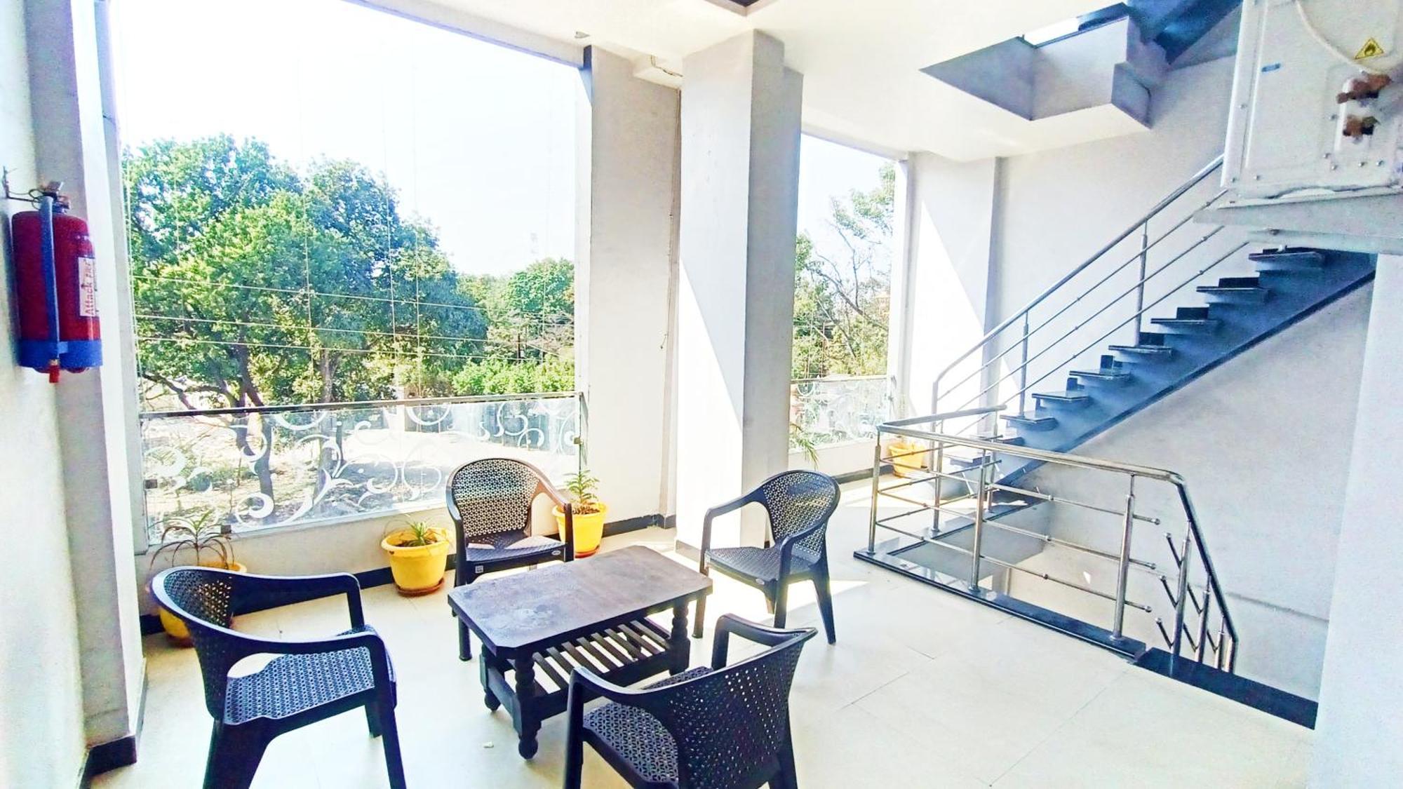 Hotel Raghavan In Front Of Railway Station Platform No 8 Ujjain Eksteriør billede