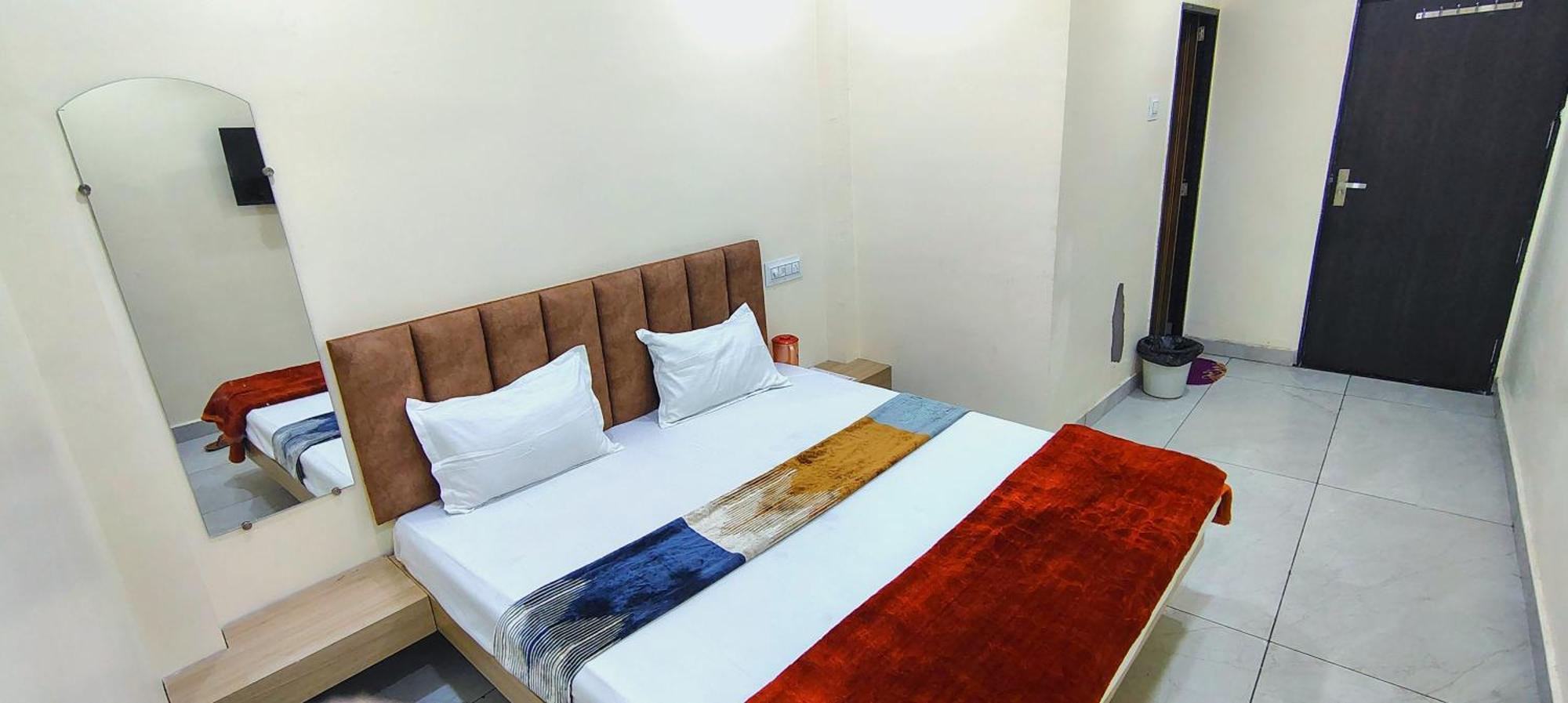 Hotel Raghavan In Front Of Railway Station Platform No 8 Ujjain Eksteriør billede