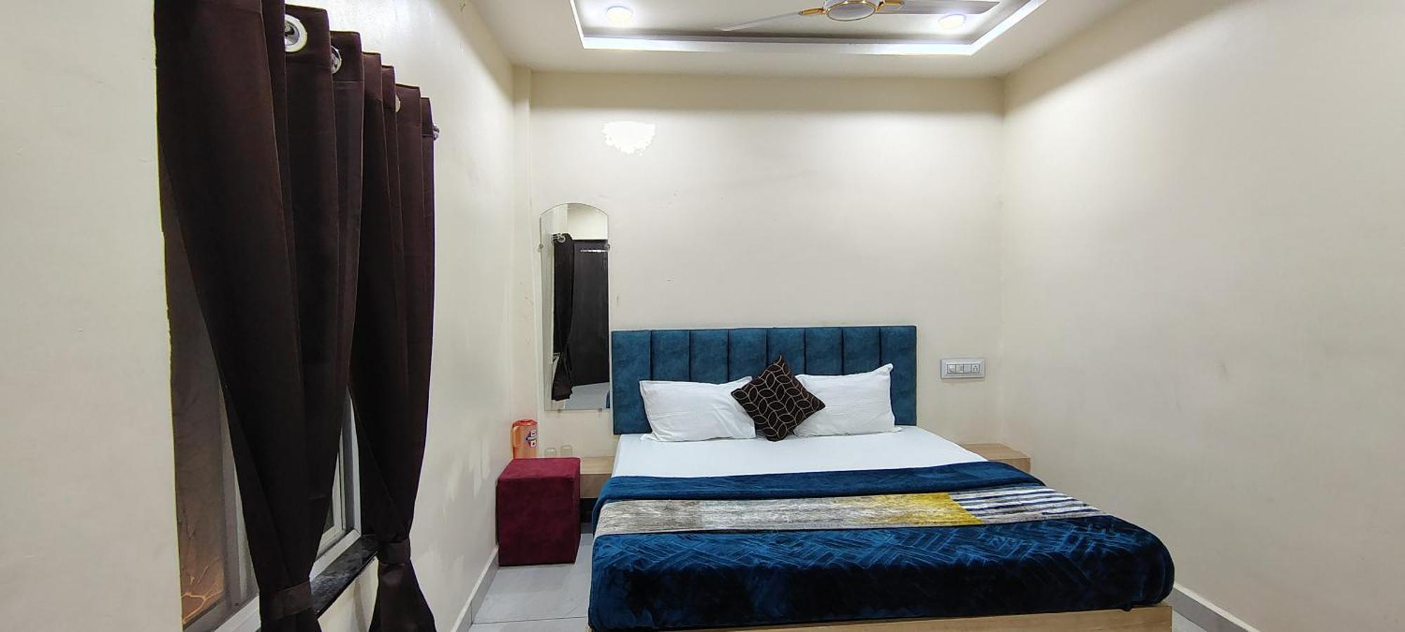 Hotel Raghavan In Front Of Railway Station Platform No 8 Ujjain Eksteriør billede