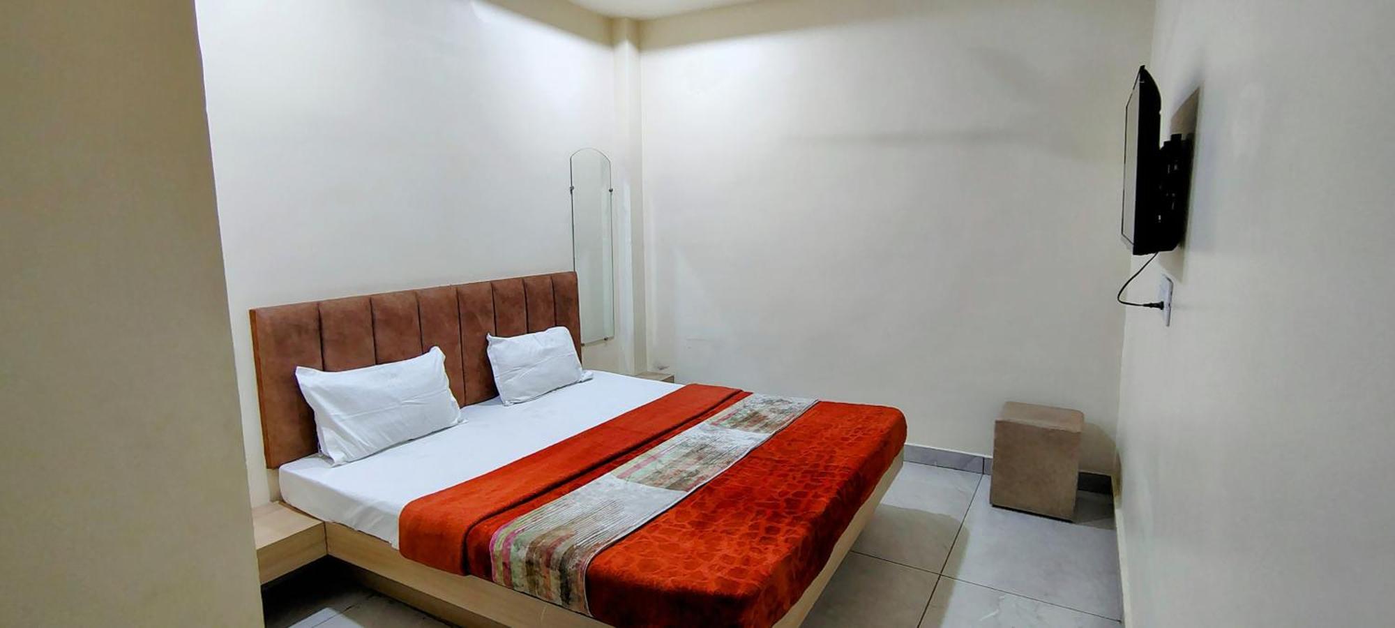 Hotel Raghavan In Front Of Railway Station Platform No 8 Ujjain Eksteriør billede