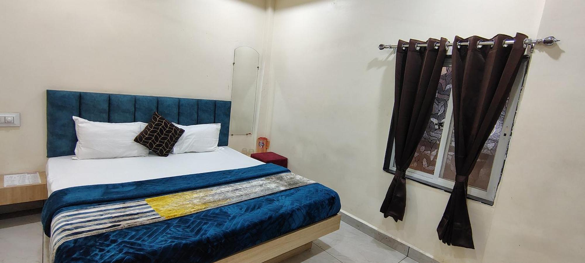 Hotel Raghavan In Front Of Railway Station Platform No 8 Ujjain Eksteriør billede