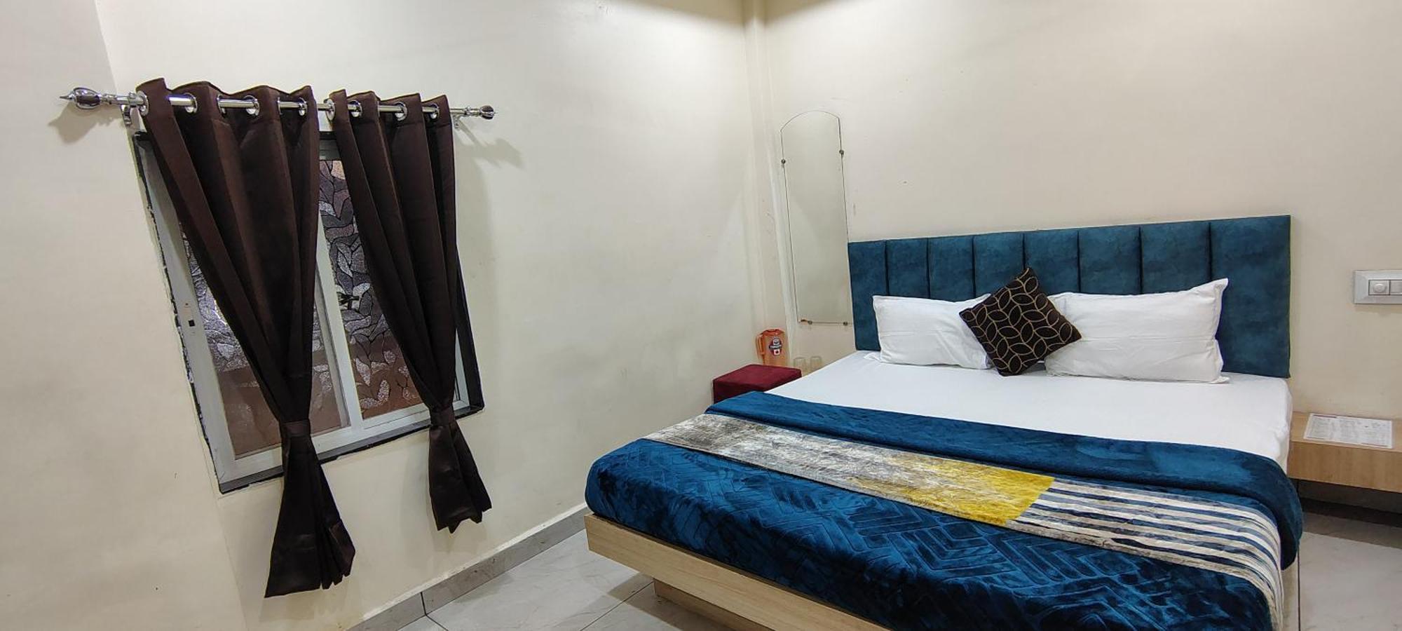 Hotel Raghavan In Front Of Railway Station Platform No 8 Ujjain Eksteriør billede
