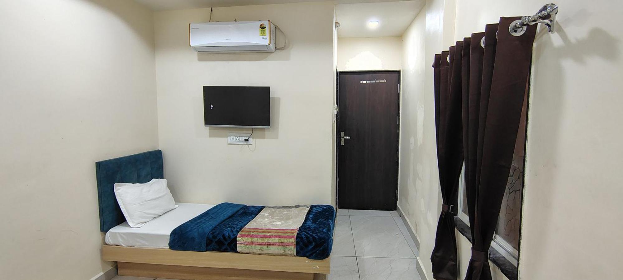 Hotel Raghavan In Front Of Railway Station Platform No 8 Ujjain Eksteriør billede