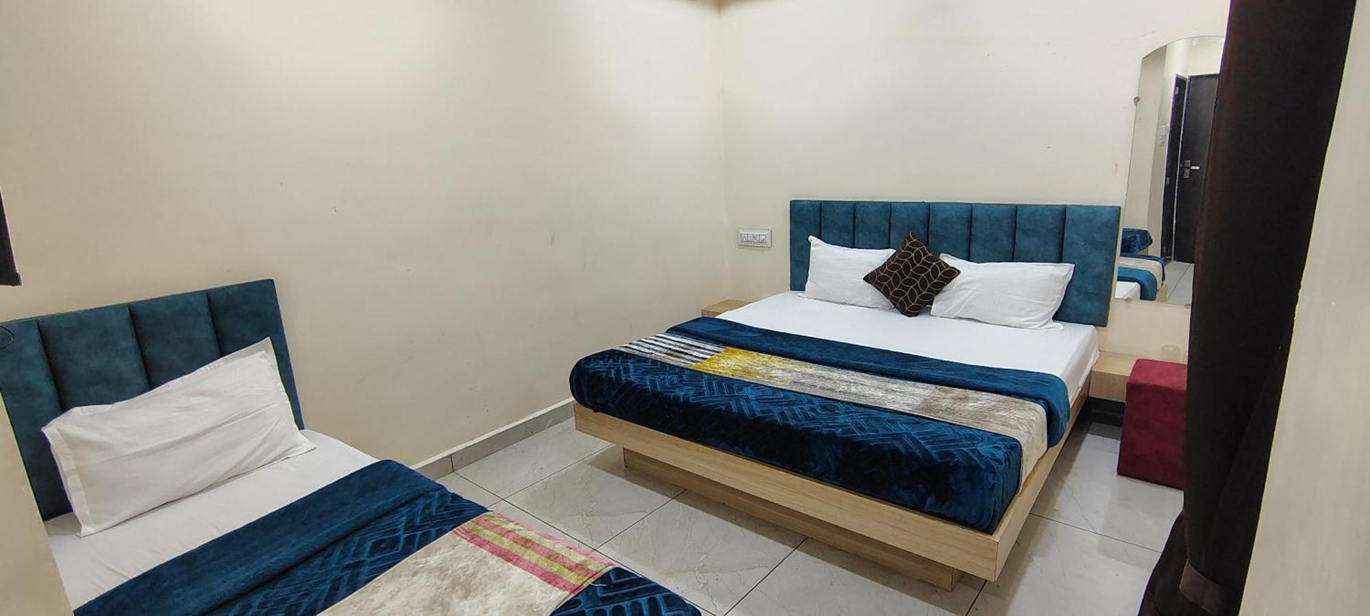 Hotel Raghavan In Front Of Railway Station Platform No 8 Ujjain Eksteriør billede